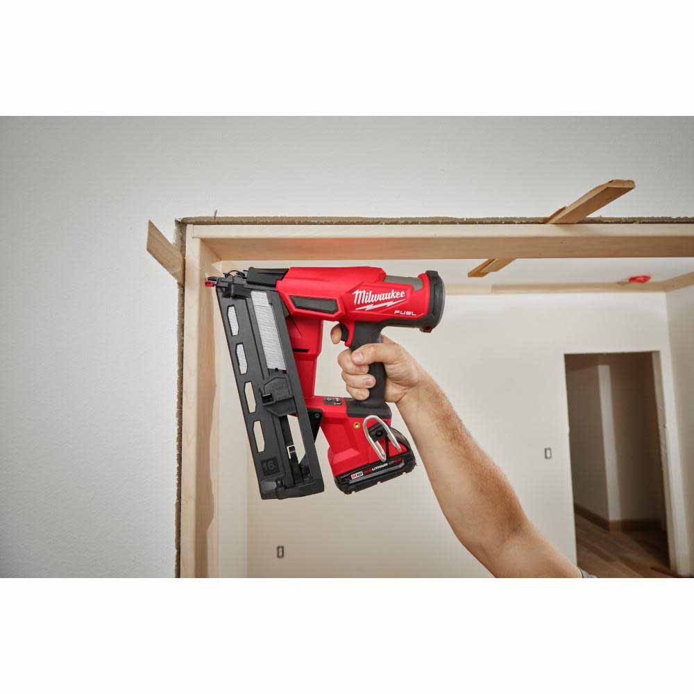 Milwaukee 2841-21CT M18 FUEL™ 16 Gauge Angled Finish Nailer Kit