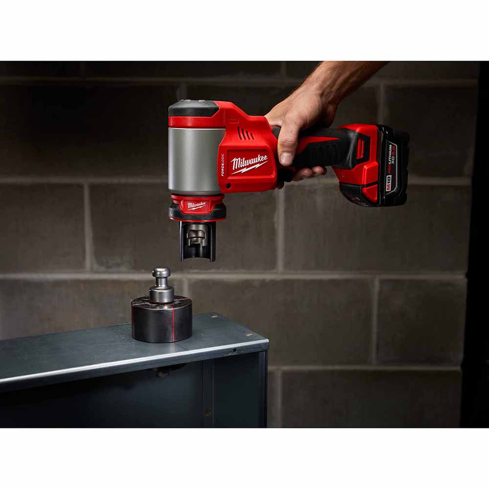 Milwaukee 2676-22 FORCELOGIC M18 10-Ton Knockout Tool 1/2 to 2 Kit